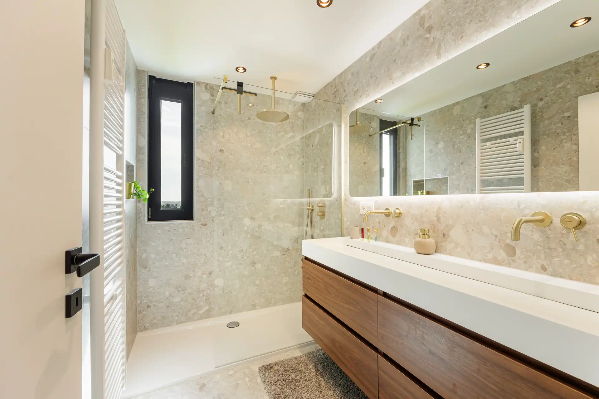 Lichtrijk en luxueus gerenoveerd met panoramisch groenzicht foto 13