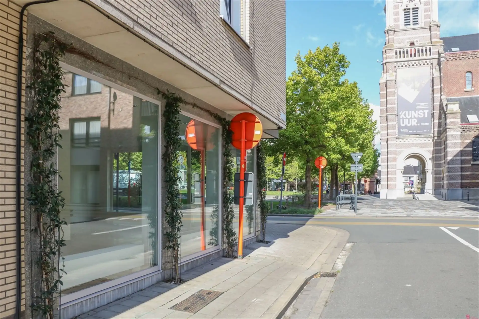 Uitstekend gelegen handelspand te huur foto 2