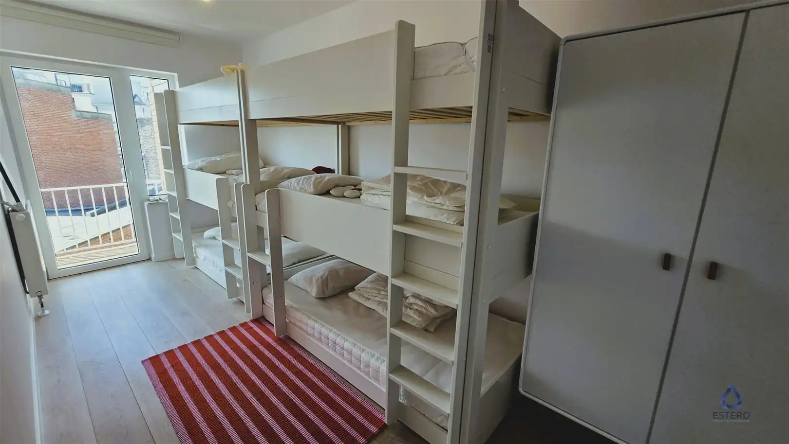 Volledig gerenoveerd met 2 slaapkamers, terras en parking foto 18