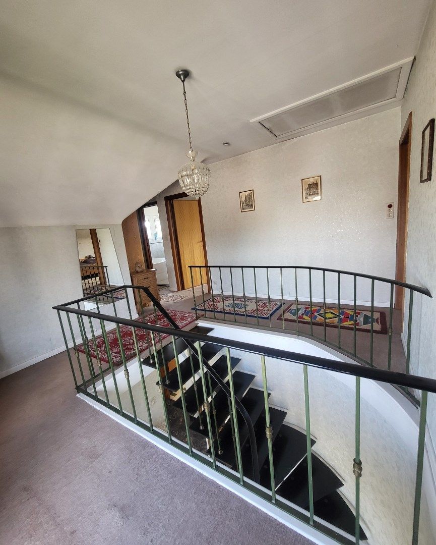Statig gluurt deze villa naar haar omgeving... foto 11