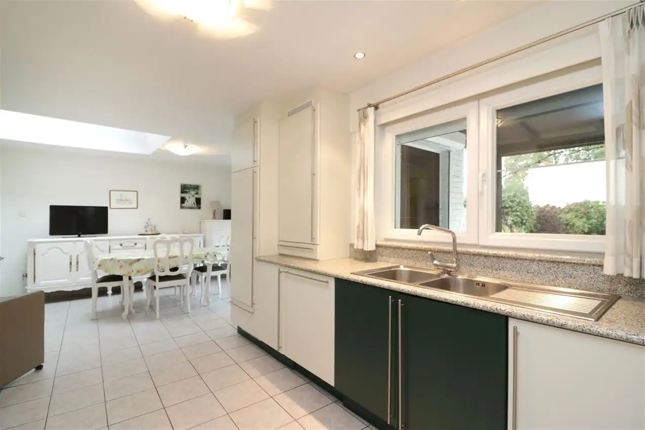 label c, nabij station, garage voor vijf wagens foto 16