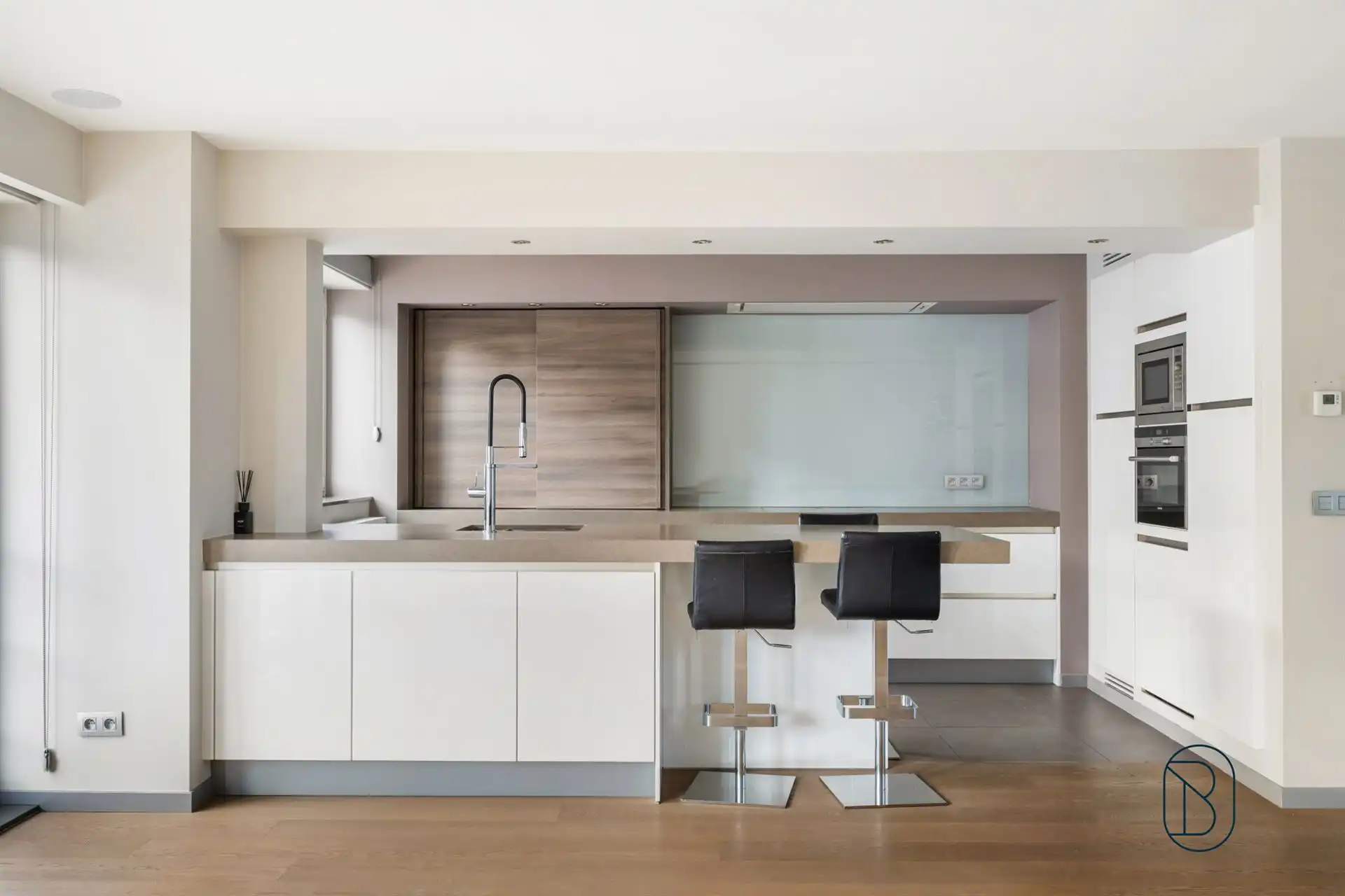 Topgelegen handelspand met kwalitatief duplex appartement foto 12