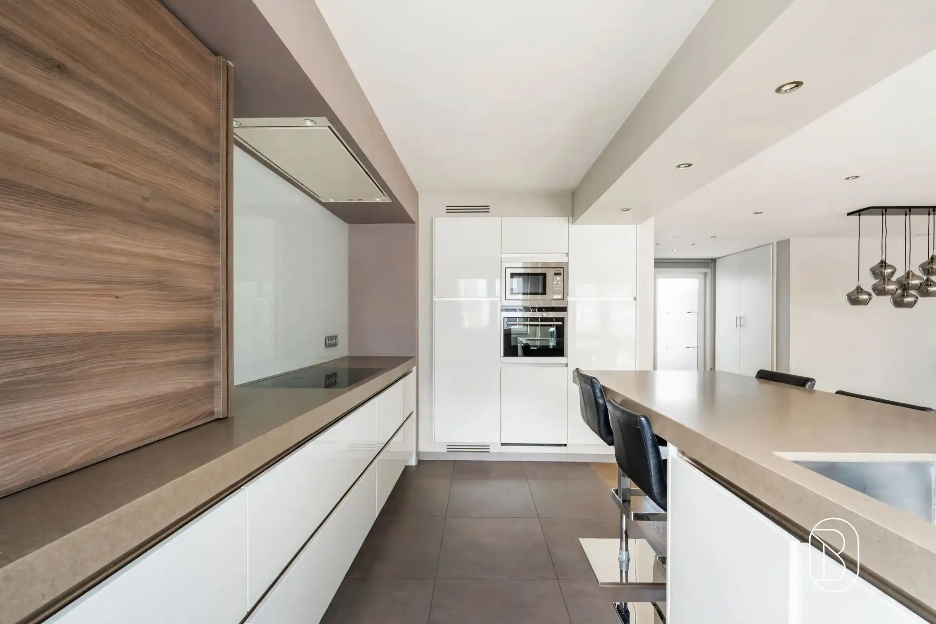 Topgelegen handelspand met kwalitatief duplex appartement foto 6