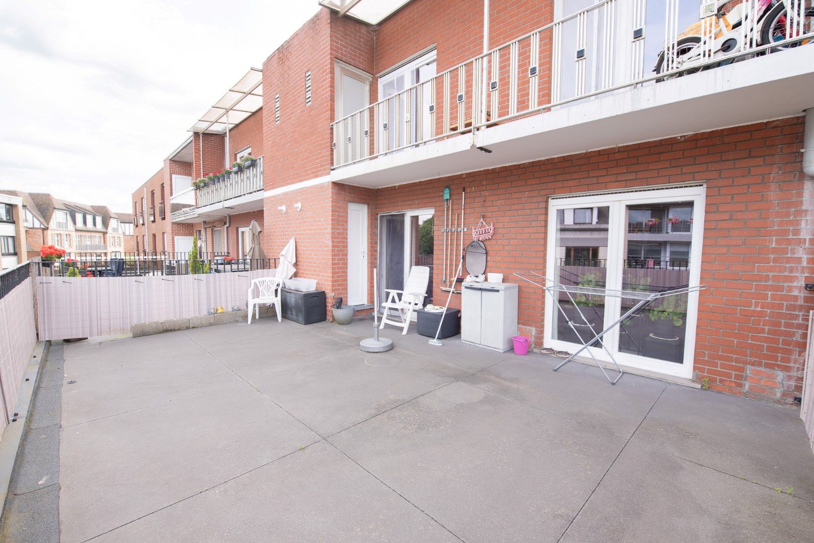 Instapklaar lichtrijk appartement met 2 slaapkamer, garagebox en zéér ruim terras! foto 14