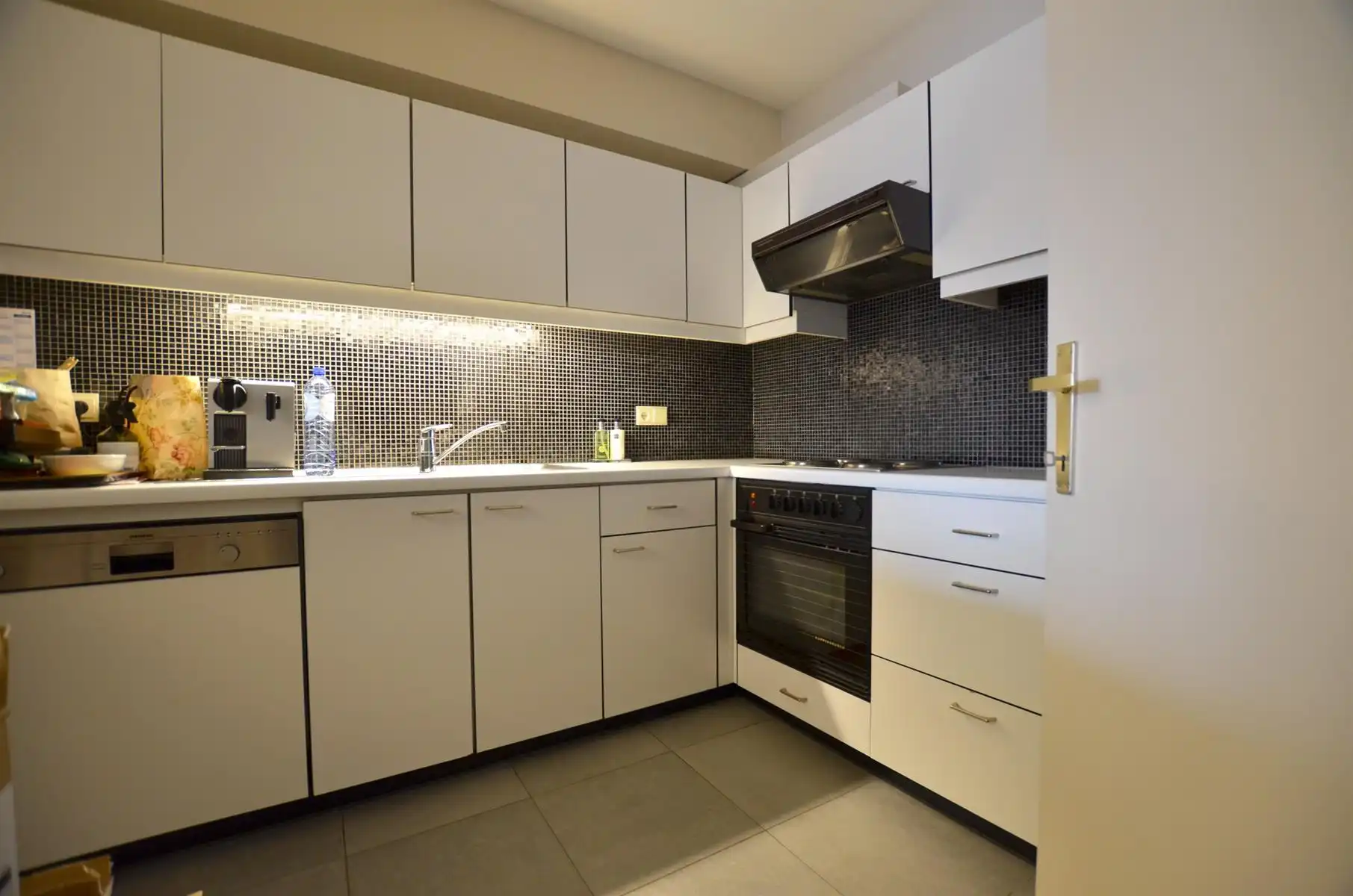 Interessant renovatie project : Drie-slaapkamer appartement op de Kustlaan nabij de minigolf foto 4