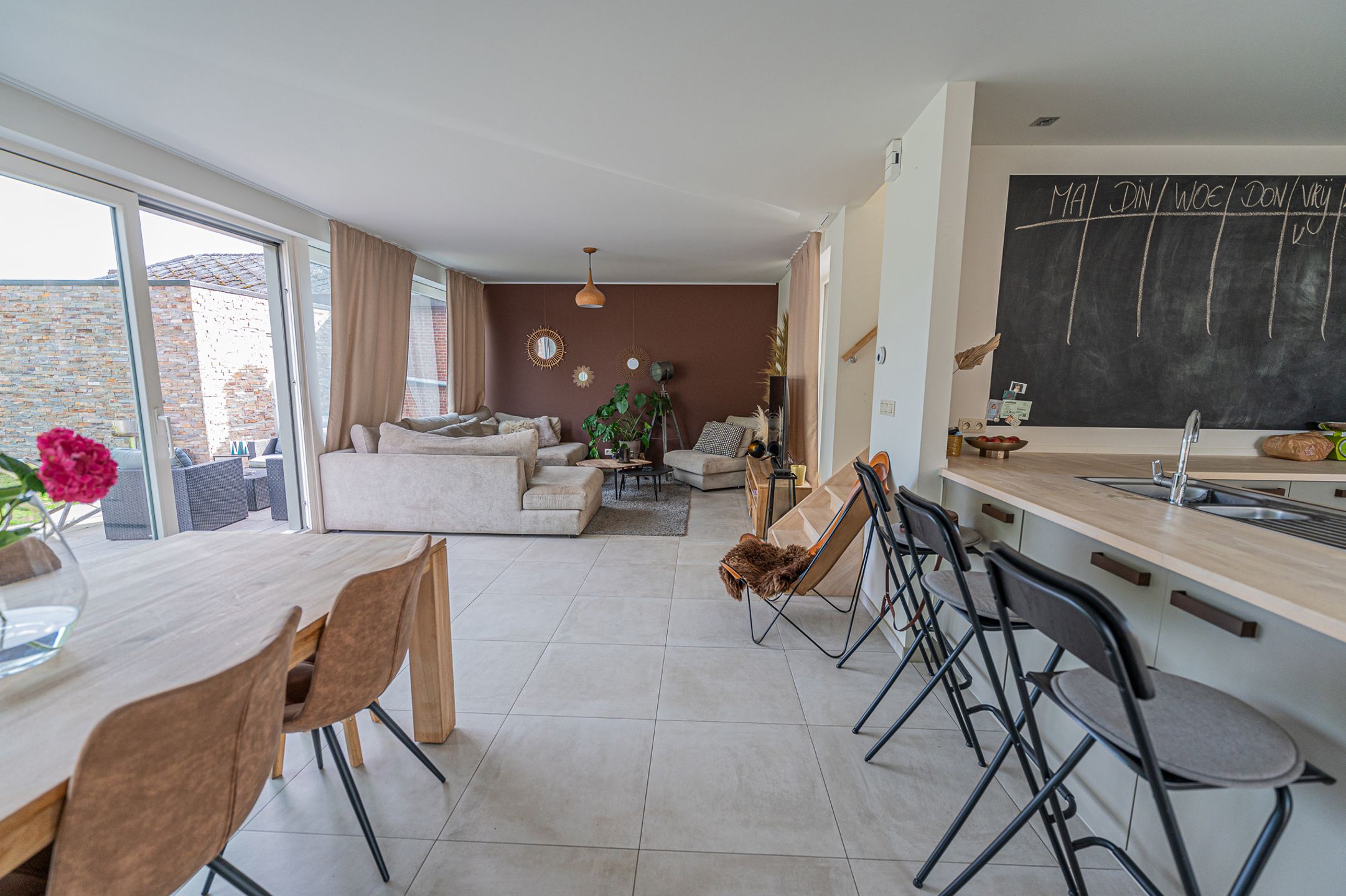 Moderne gezinswoning met terras en tuin foto 6