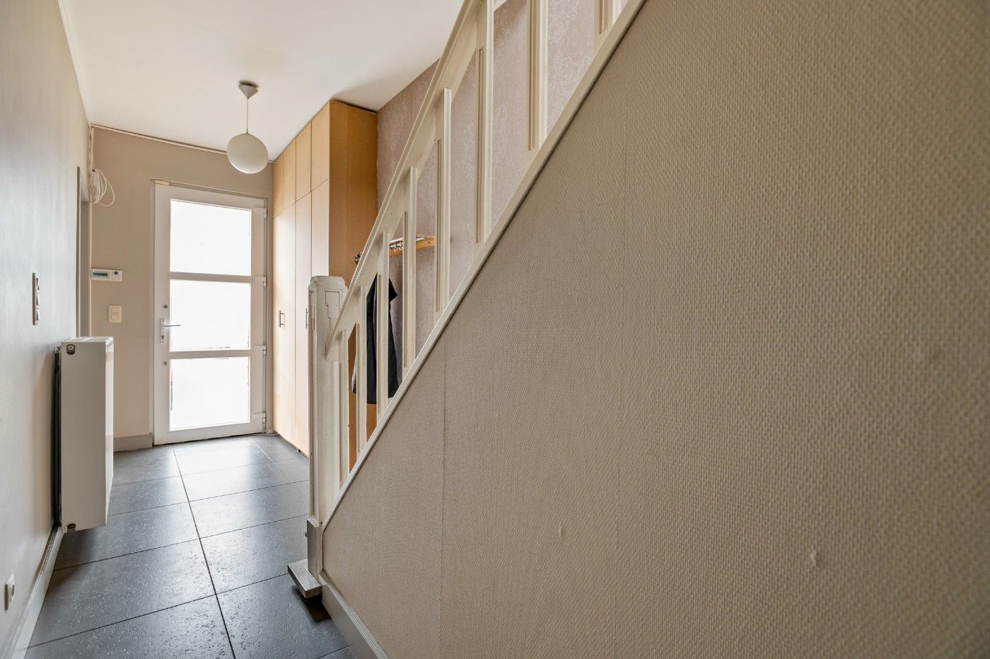 Vrijstaande woning met 3 slpk., brede oprit en tuin foto 2