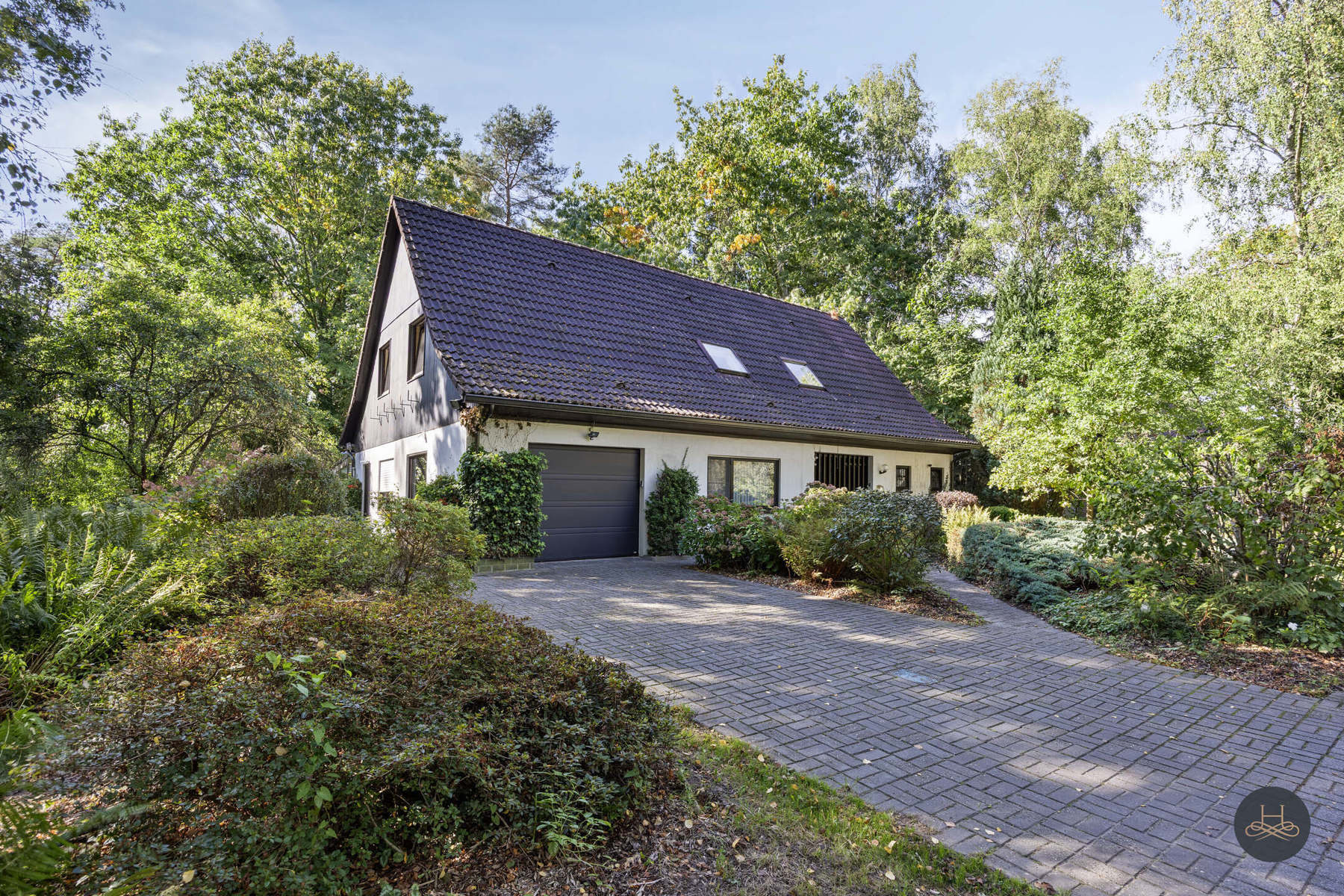Ruime woonst in het groene woonpark foto {{pictureIndex}}
