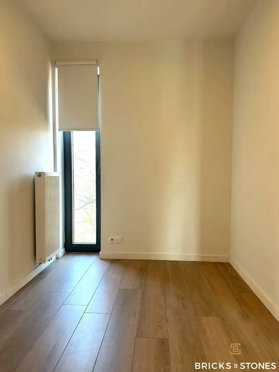 Knap instapklaar 2 slaapkamer appartement met terras en P foto 5