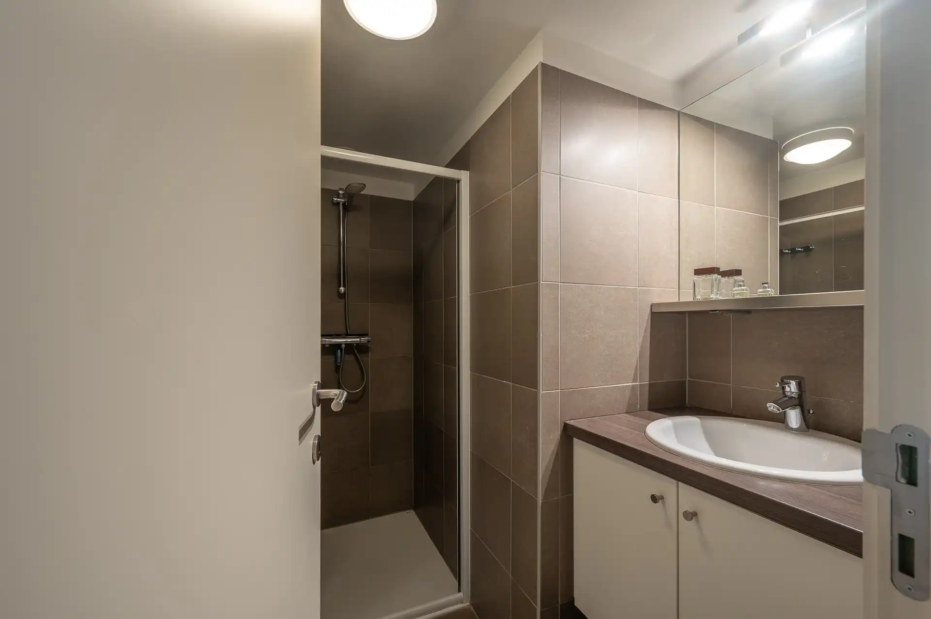 Lichtrijk appartement met 2 slaapkamers in een rustige zijstraat van de Zeedijk foto 9