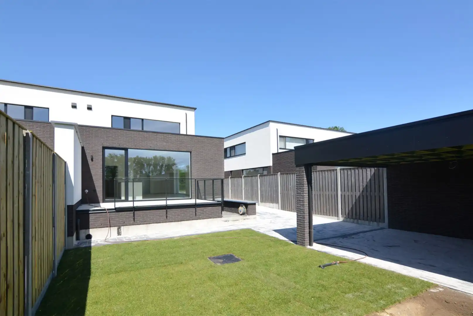 Moderne, energiezuinige, halfvrijstaande woning met carport op 3 a 80 ca. foto 4