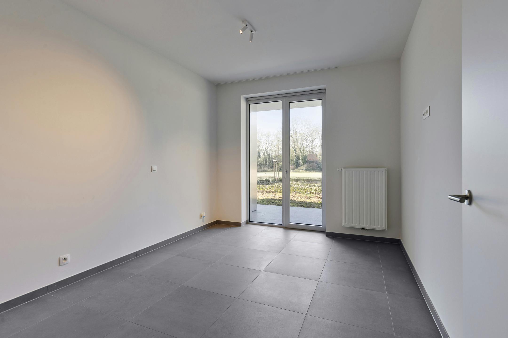 Instapklaar appartement te Roeselare onder registratierechten! foto 9