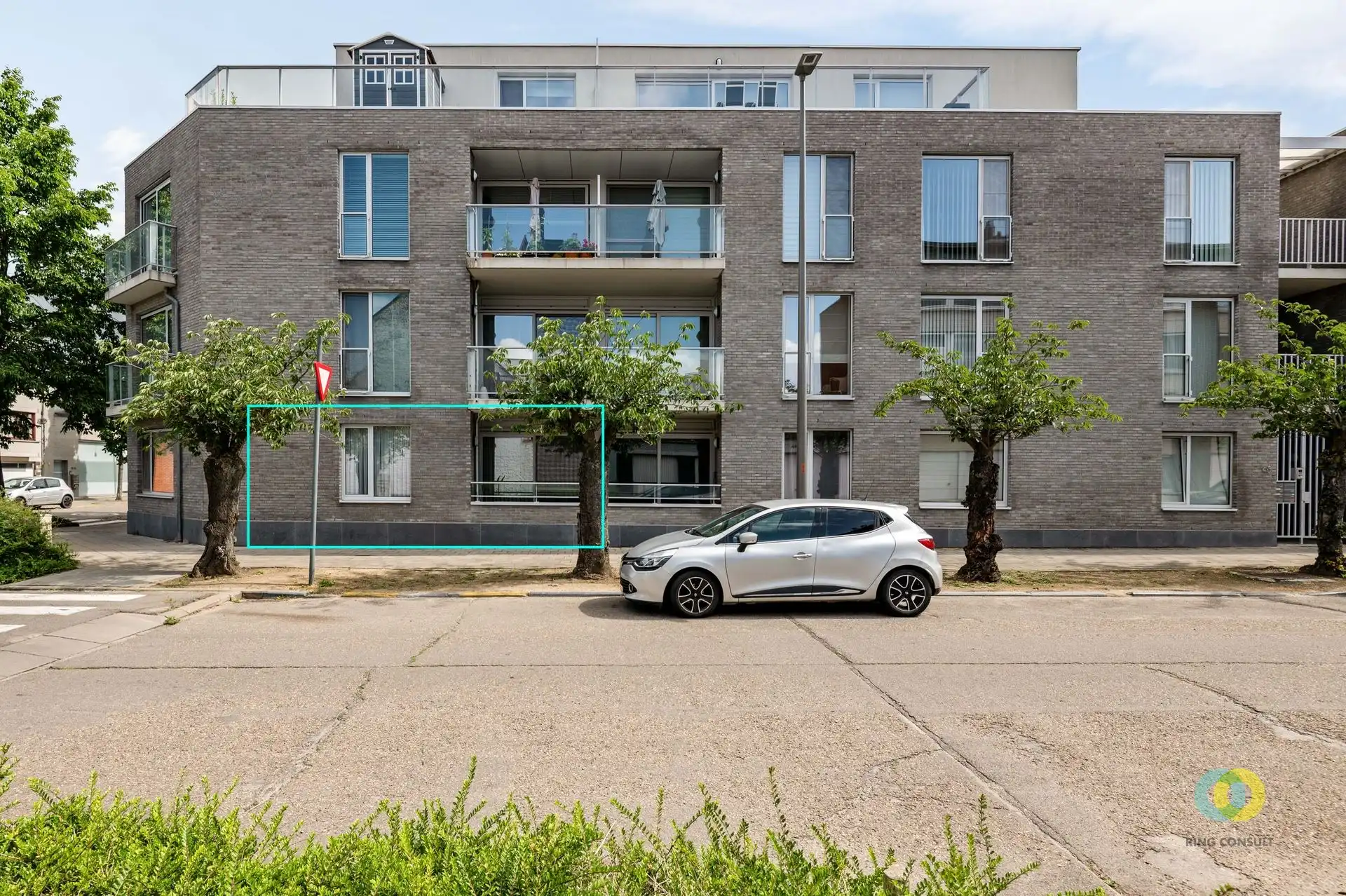 Recent gelijkvloers appartement met terras en parkeerplaats foto {{pictureIndex}}