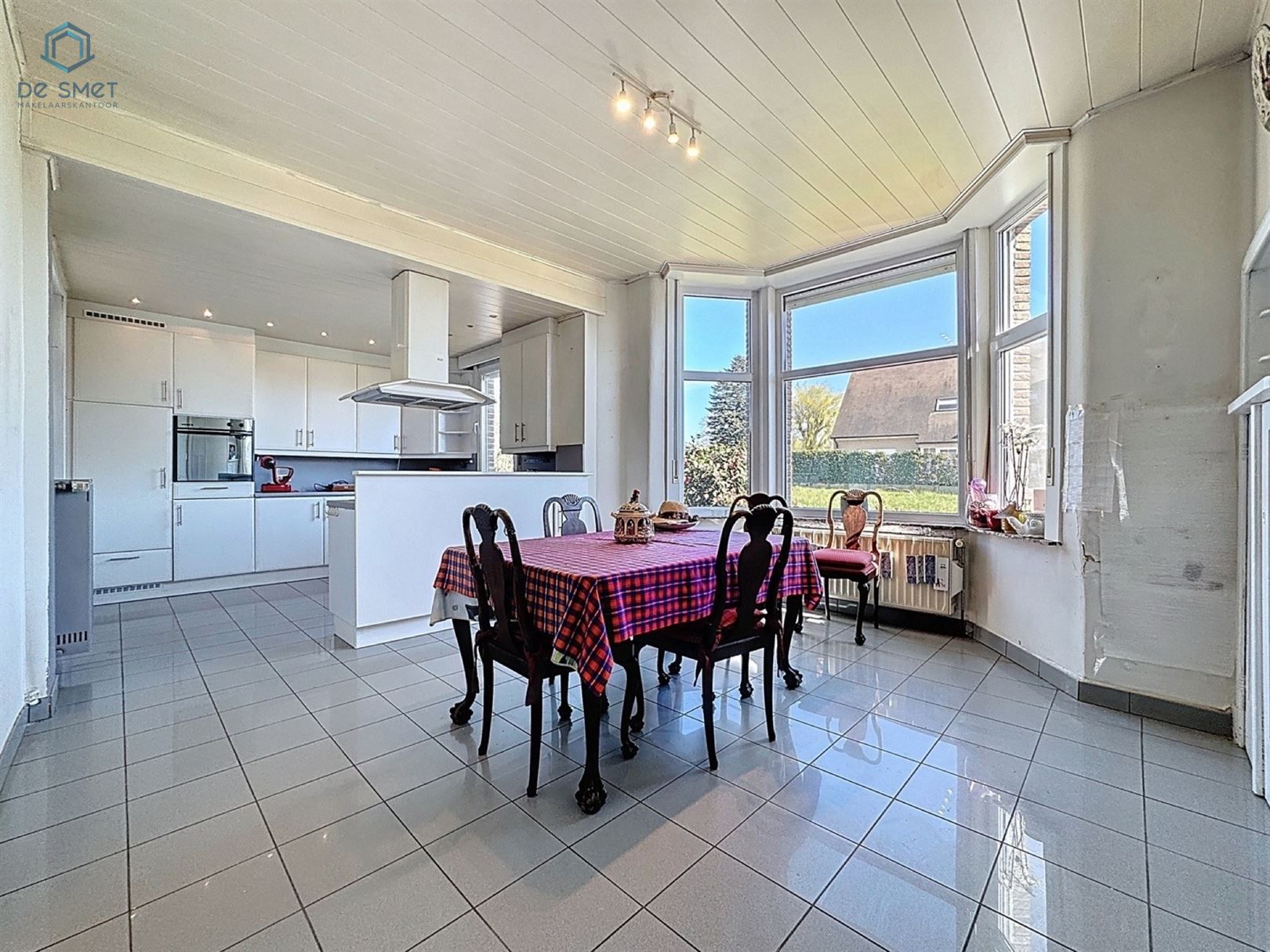 ENORM RUIME TE RENOVEREN WONING MET 4 SLKS, GARAGE EN TUIN! foto 3