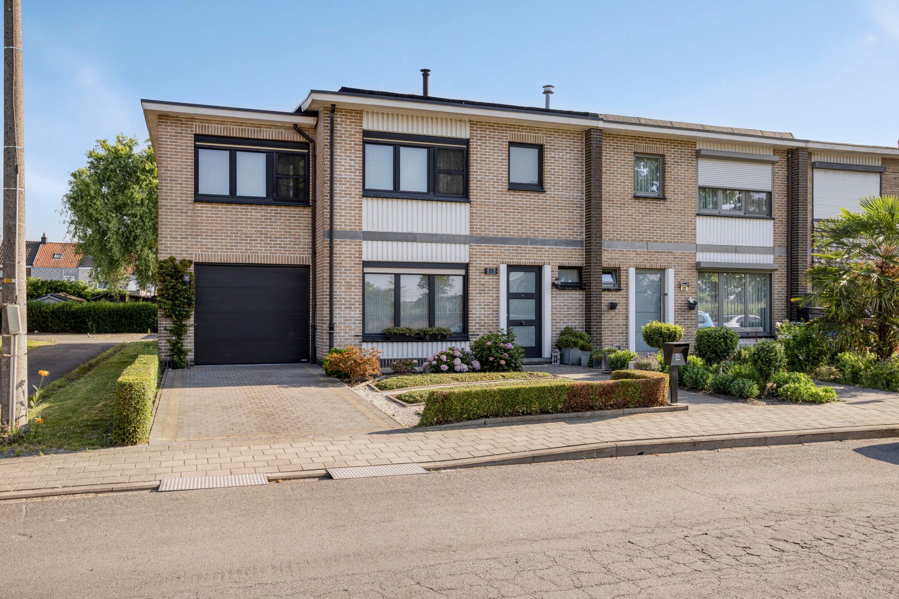 Instapklare halfopen woning op toplocatie in Sint-Niklaas foto {{pictureIndex}}