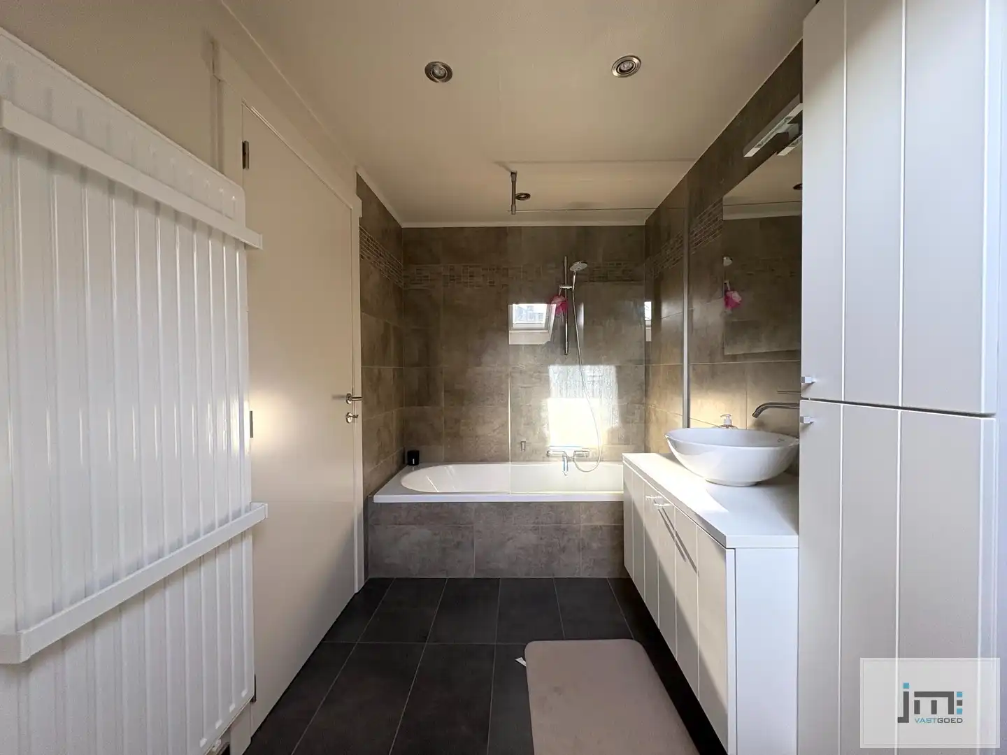 Instapklaar 3-slaapkamerappartement op toplocatie in Borgloon foto 11