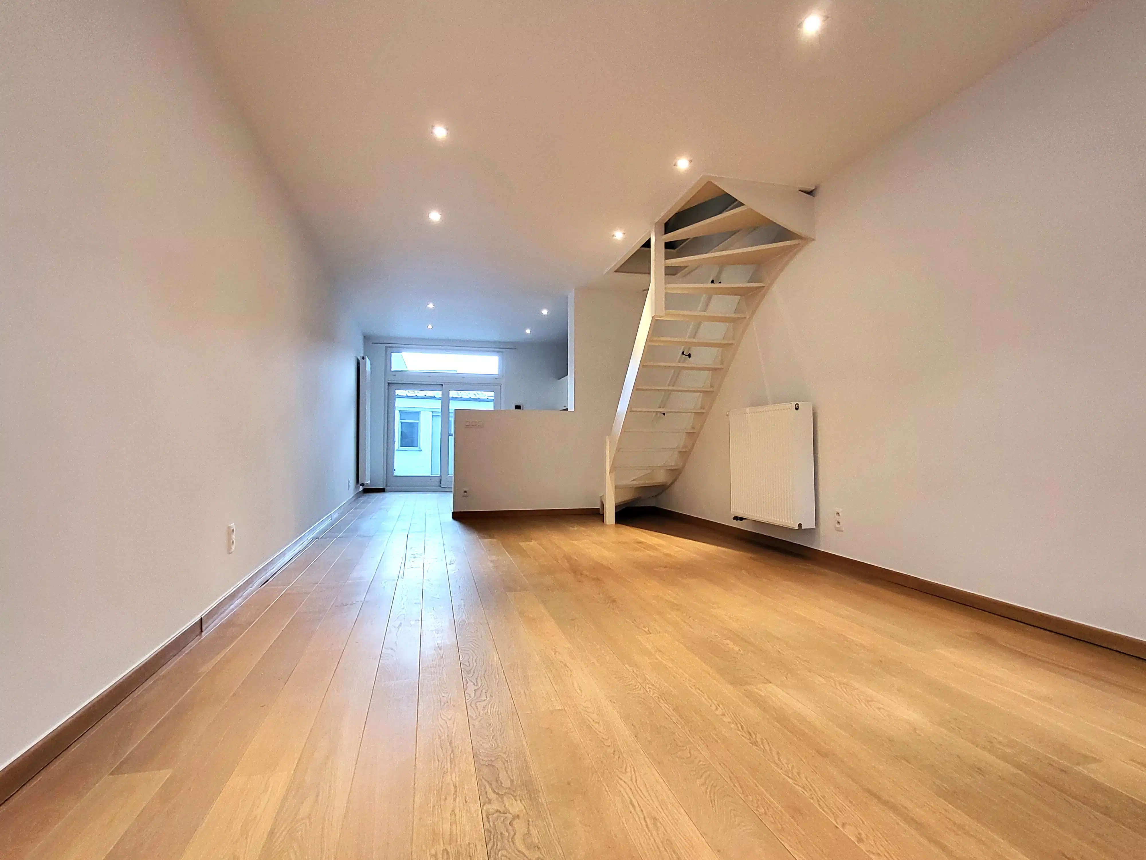 Deze instapklare woning biedt modern wooncomfort op een centrale ligging in het centrum, met winkels, scholen en openbaar vervoer op wandelafstand. foto 7