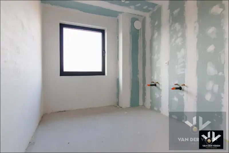 TOTAAL VERNIEUWDE WONING - ENKEL NOG AFWERKEN NAAR EIGEN SMAAK EN INZICHT foto 7