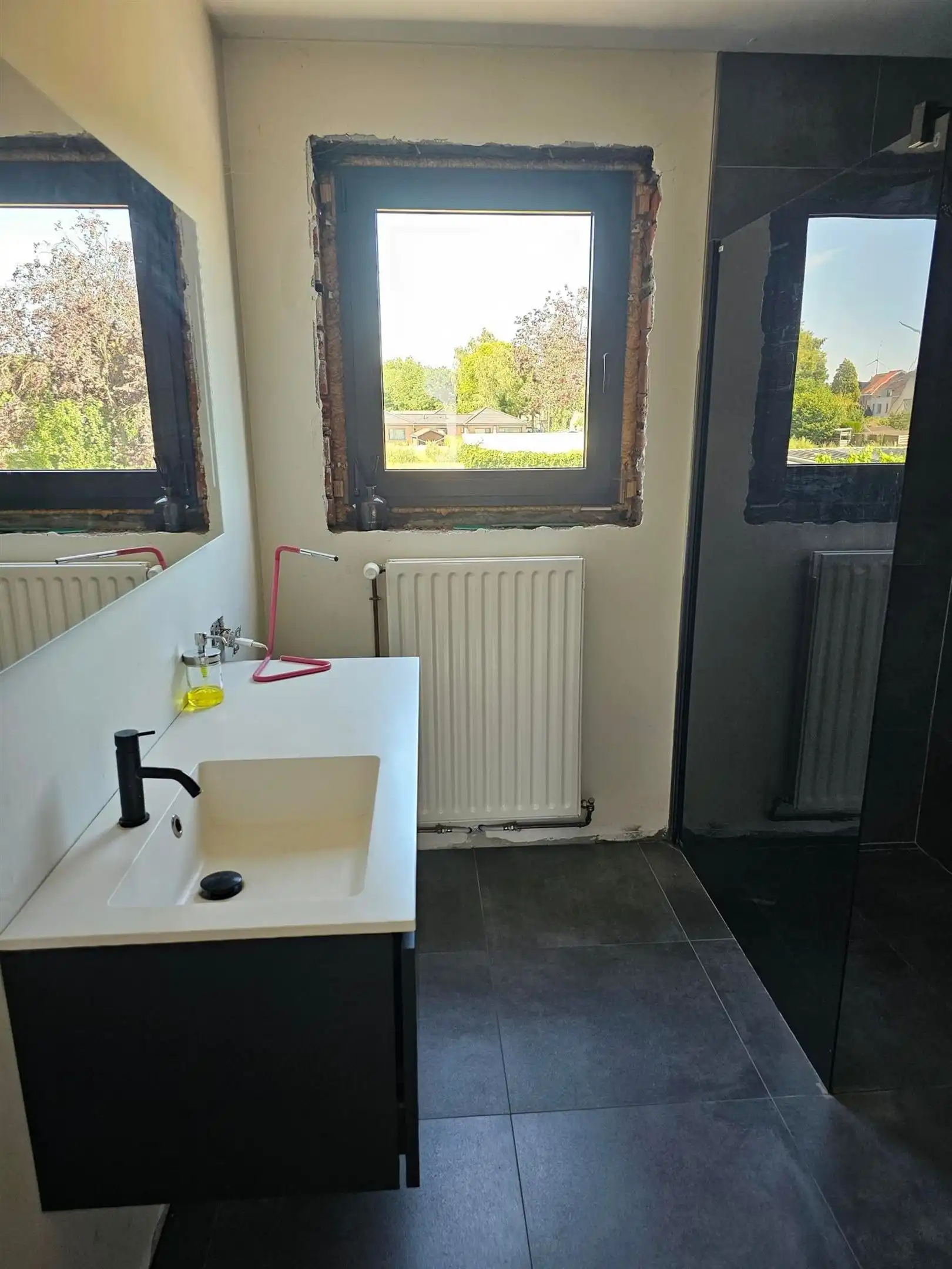Verder af te werken rijwoning met tuin en garage. foto 11