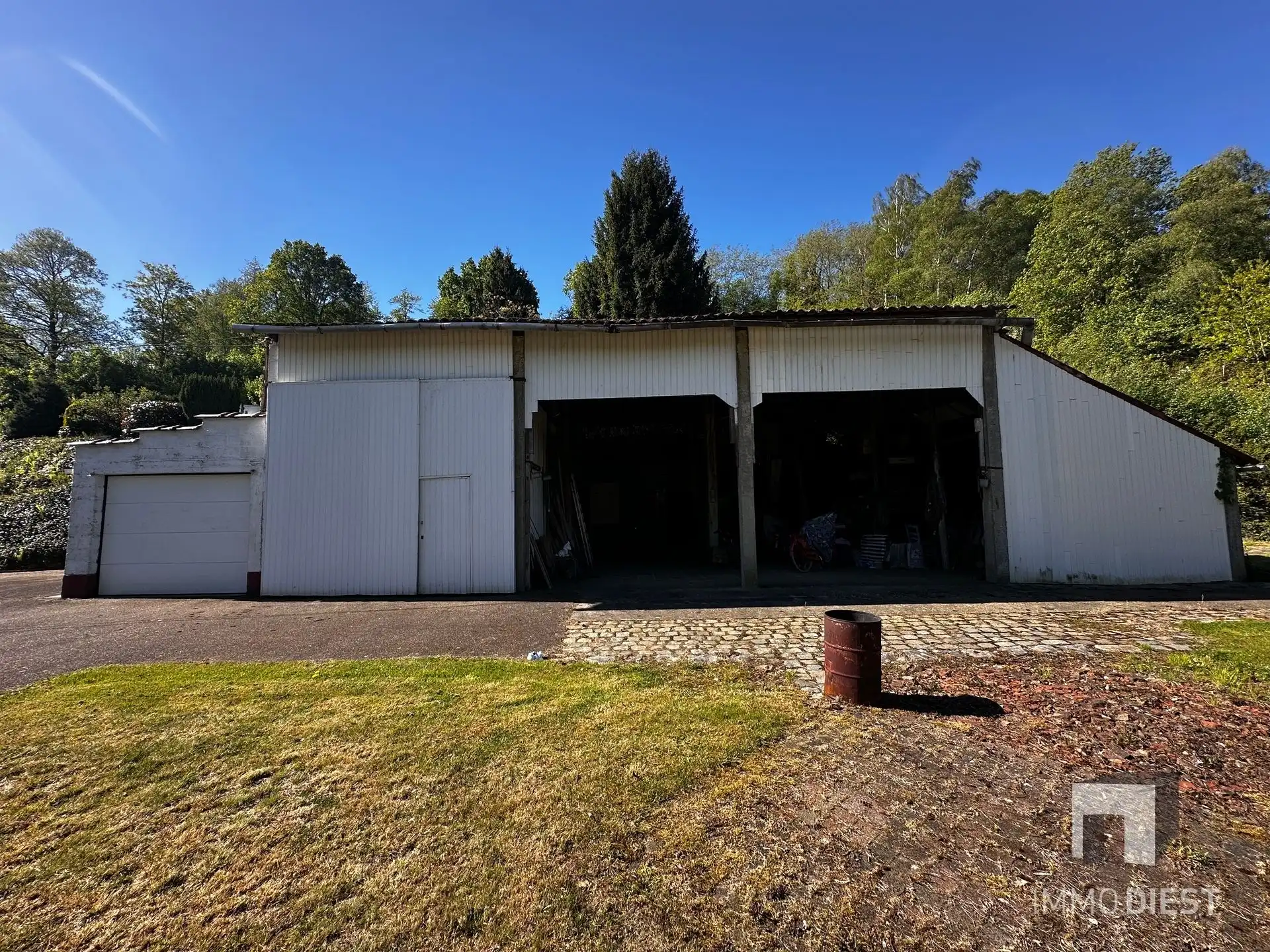 Woning met grote garage en stalling foto 38