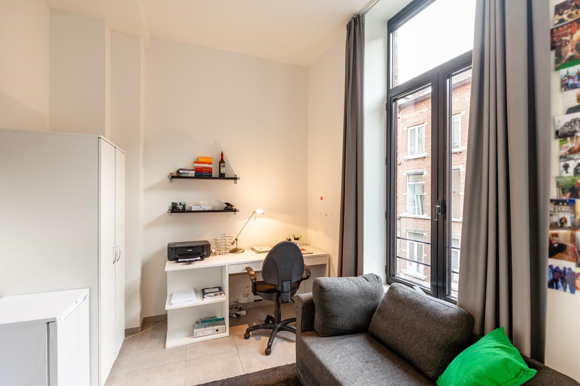 Bemeubelde studentenkamer met privé sanitair foto 2