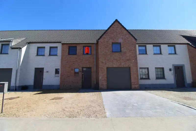 Recente woning op boogscheut van Roeselare te huur foto {{pictureIndex}}