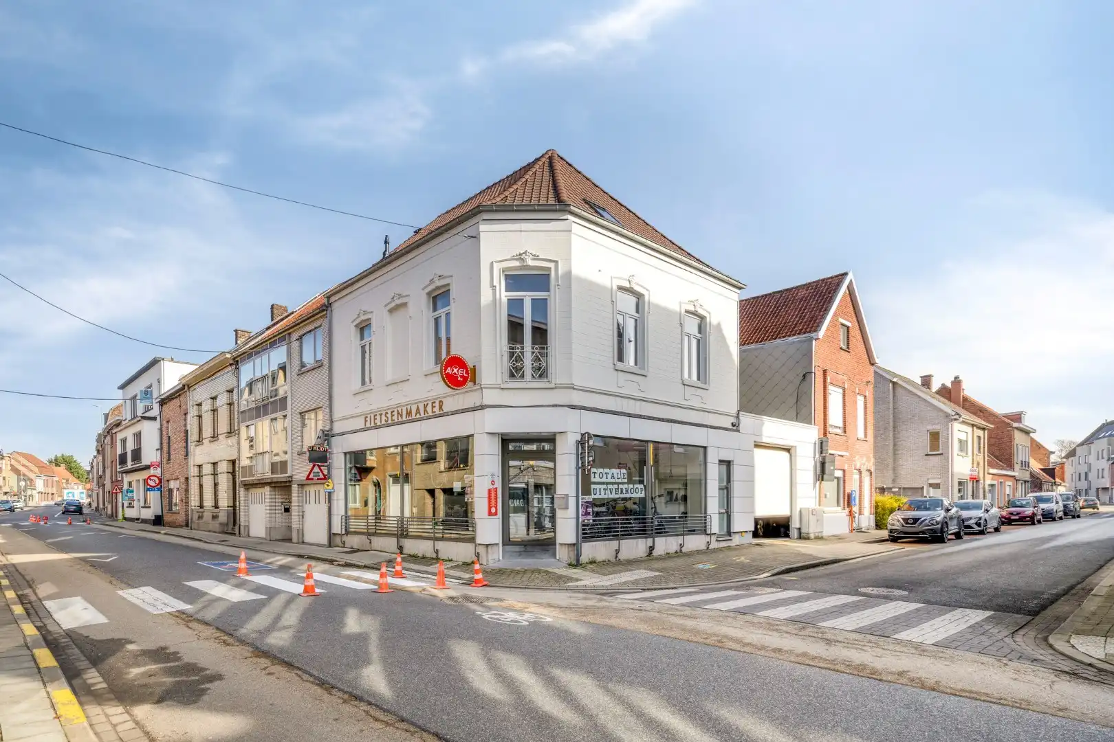 Commercieel pand met verder af te werken appartement en garage op topligging! foto {{pictureIndex}}