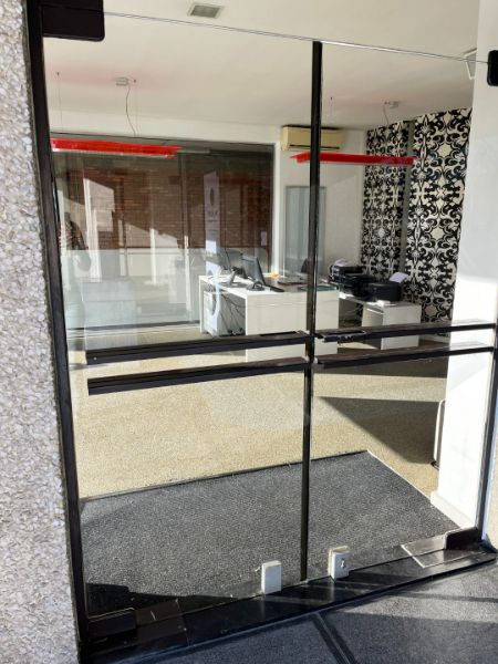 Commercieel pand van 180m² gelegen in het centrum van Genk, tegenover Shopping1. foto 4