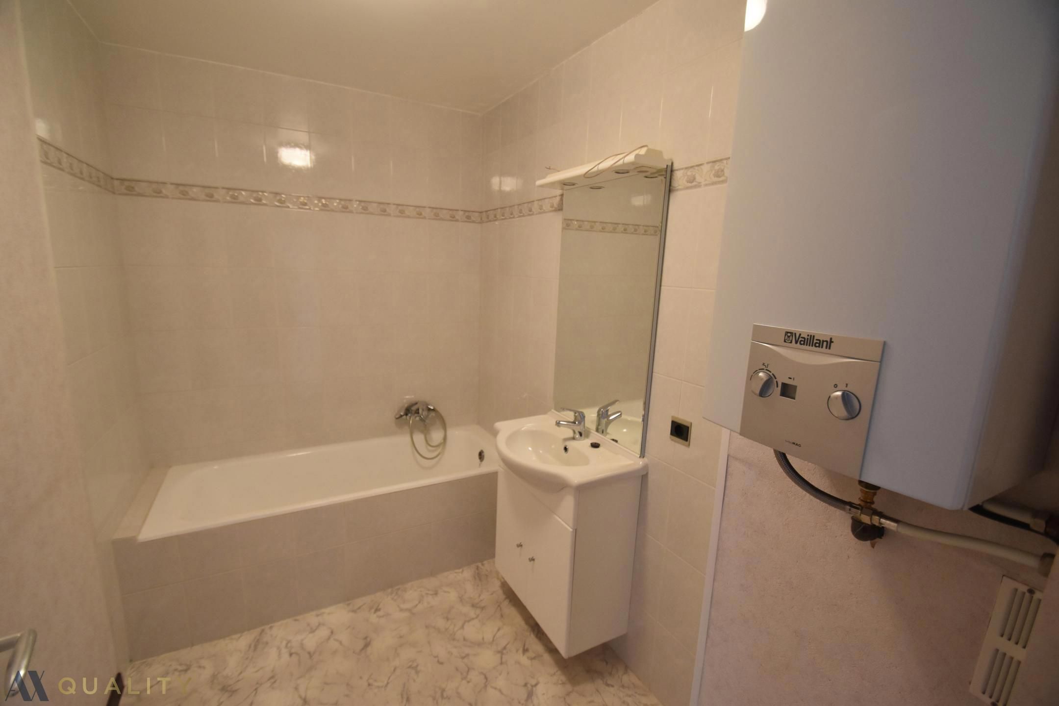 Centraal gelegen 2 slpk-appt (85 m²) met terras! Mogl. tot huren van een garage foto 4