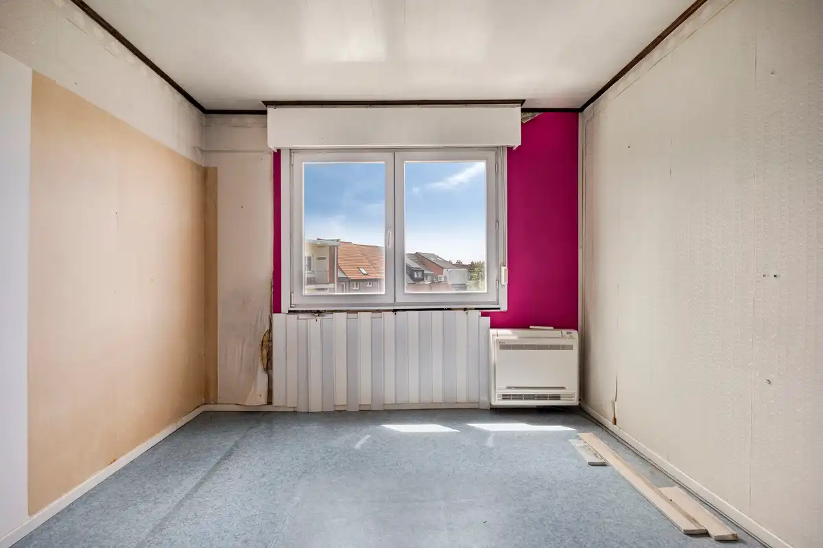 Te renoveren woning met grote garage foto 6