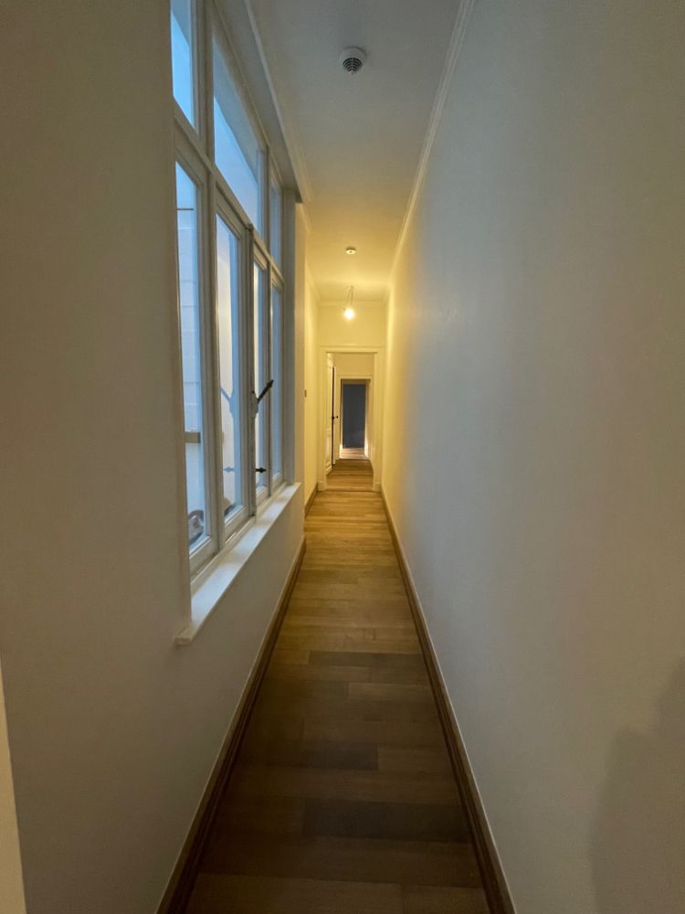 Heel mooi gerenoveerd appartement met twee slaapkamers. Tijdens de renovatie is veel aandacht besteed aan het behouden en versterken van de authentieke stijl van het gebouw. foto 5