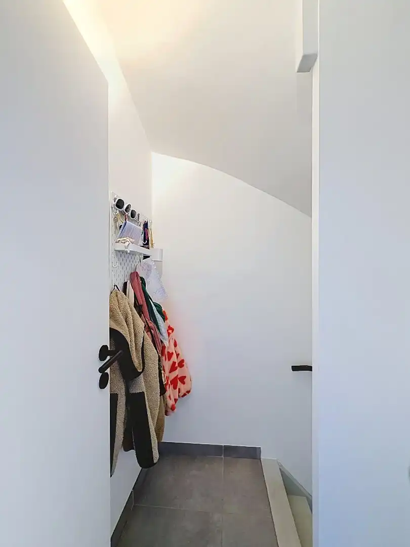 Volledig gerenoveerde duplex met zonnige tuin en inpandige garage op gunstige residentiële locatie te Oostende.  foto 12