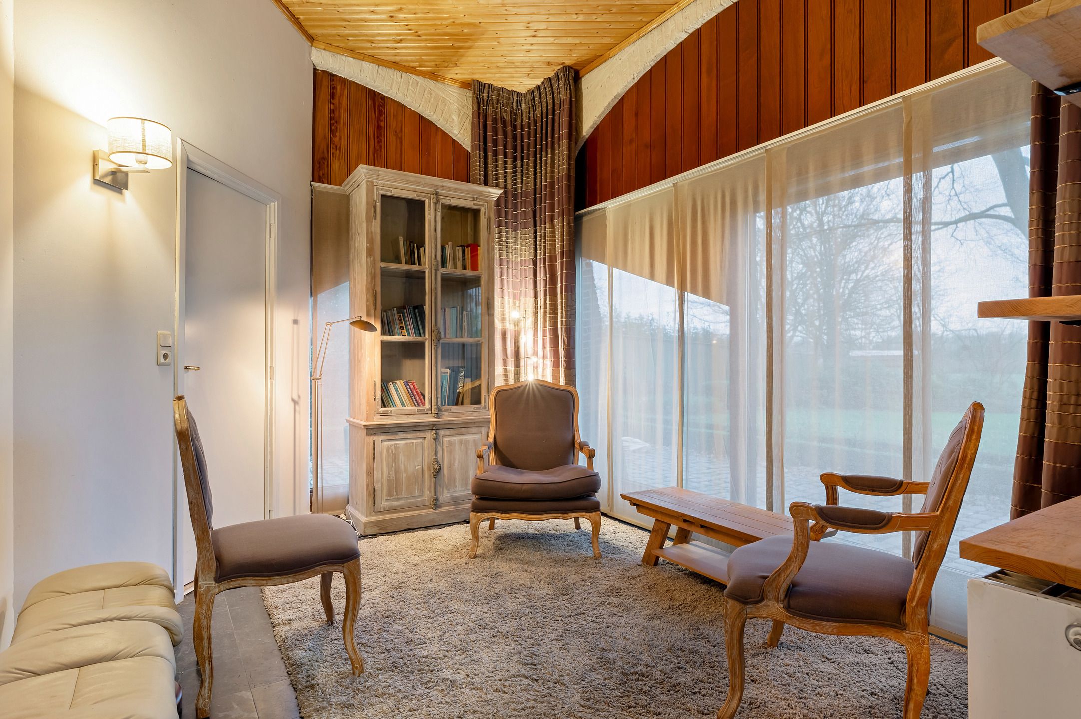 Karaktervolle hoeve met apart praktijkgedeelte, zwembad en prachtig uitzicht op weilanden op 2.642 m². foto 13