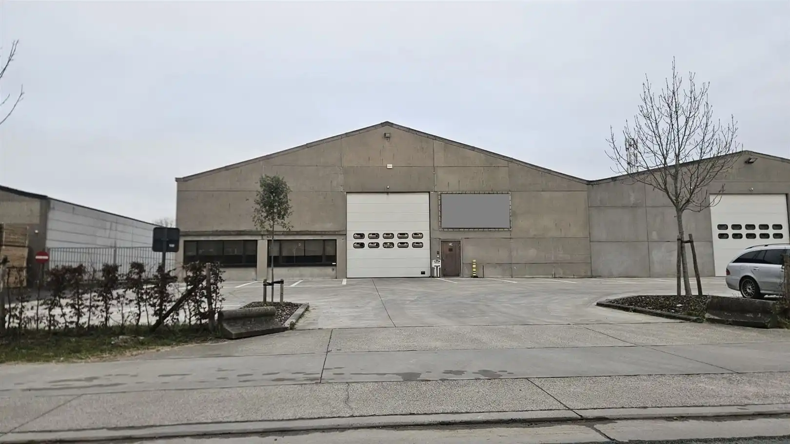 Magazijn met kantoor foto {{pictureIndex}}