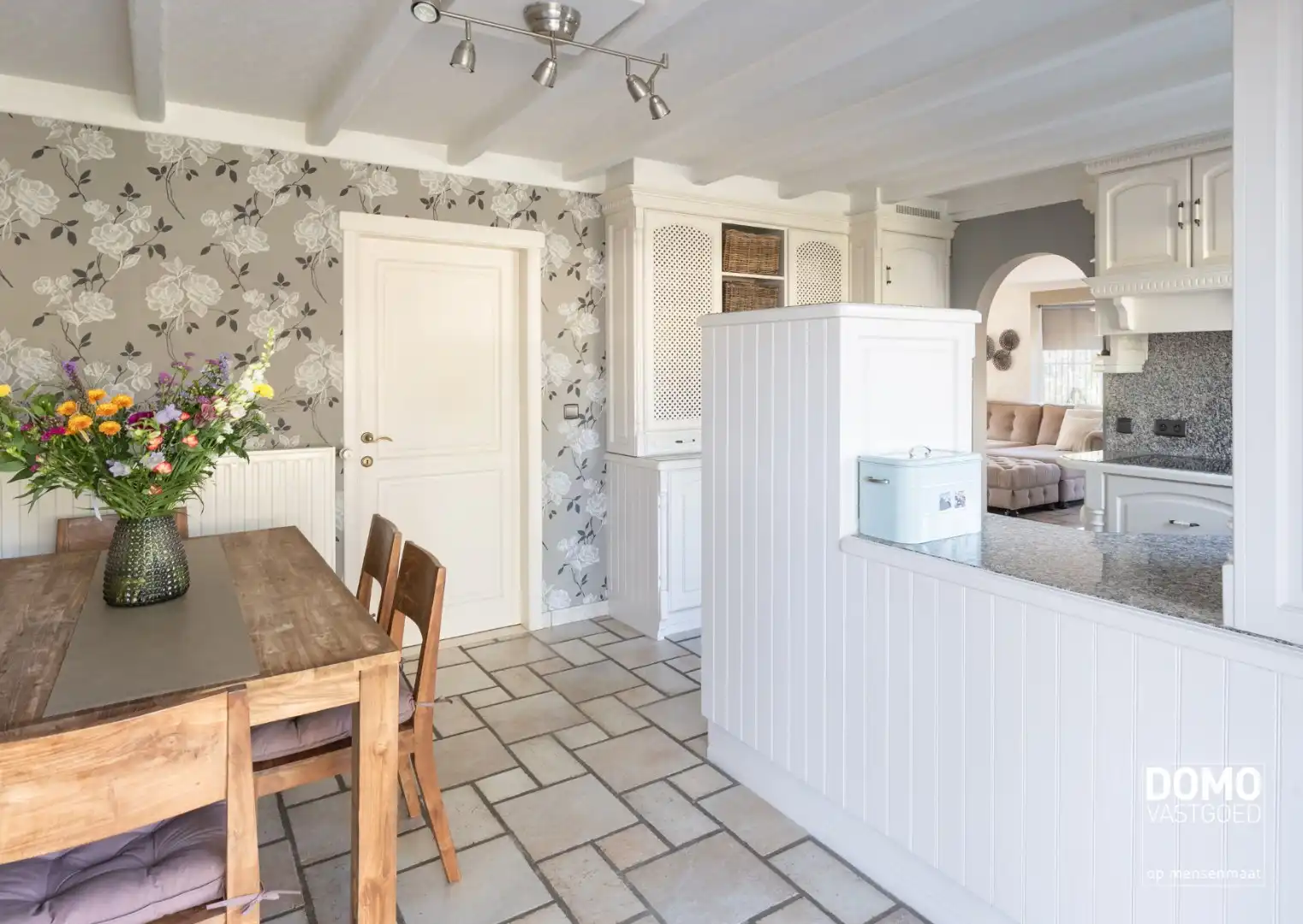 Karaktervolle en ruime gezinswoning in pastorij-/fermettestijl met prachtige tuin en 4 slaapkamers in het groene Kortessem foto 9