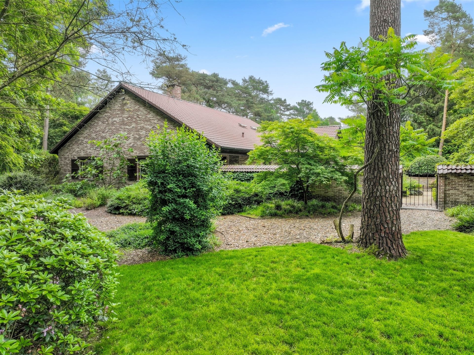 Prachtige villa met een mooie en zeer goed onderhouden tuin foto {{pictureIndex}}