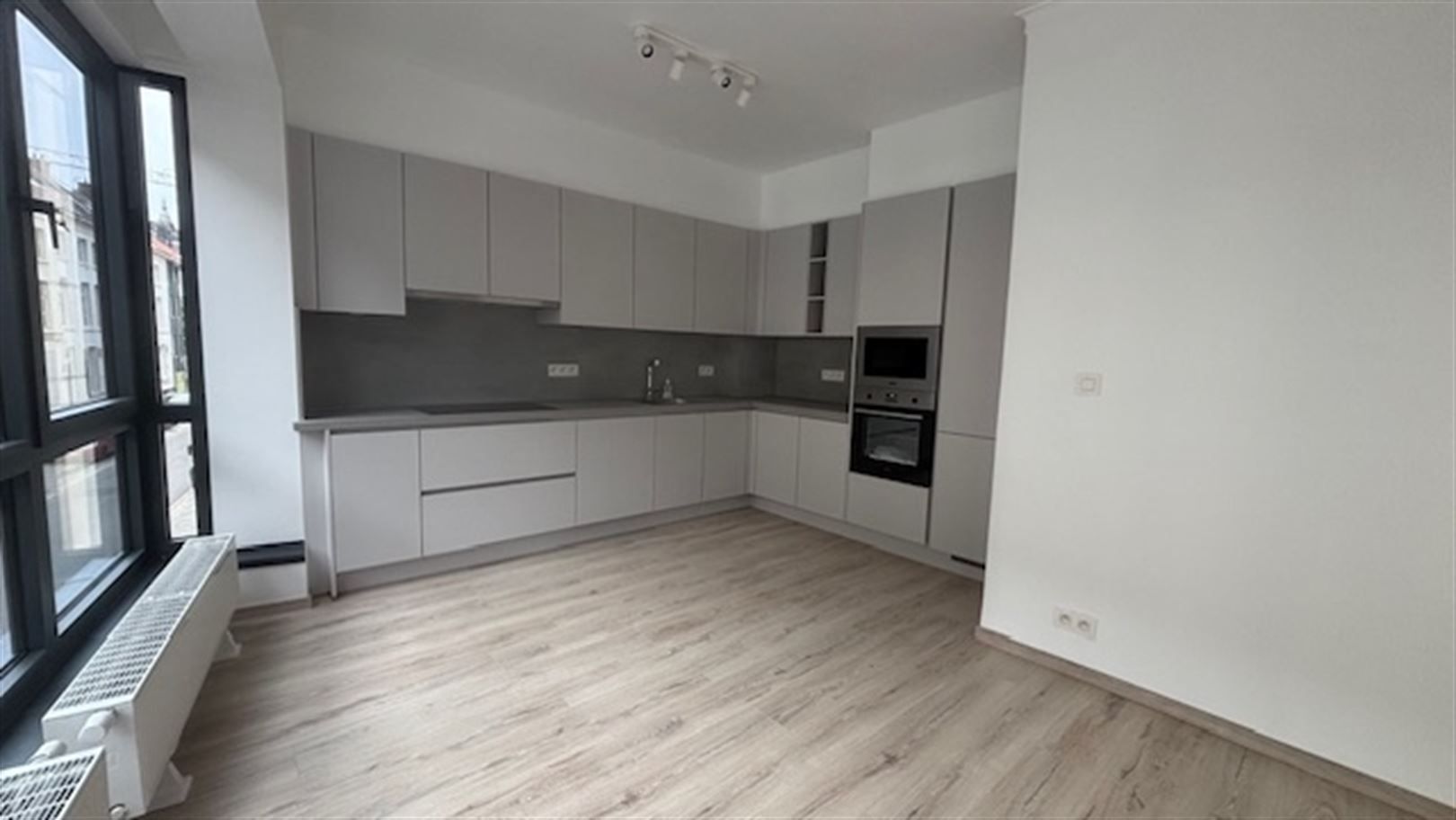 Gloednieuw gerenoveerd appartement in centrum Antwerpen foto 3