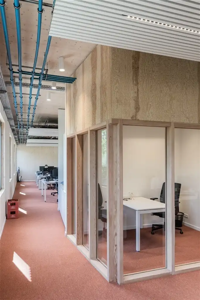Single tenant gerenoveerd kantoorgebouw van 890m² foto 12