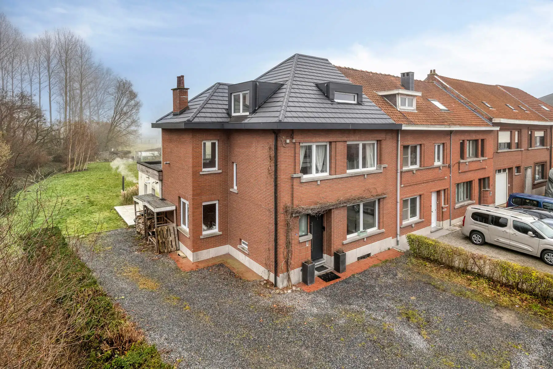 Instapklare halfopen woning met grote tuin op toplocatie in hartje Merchtem! foto 2