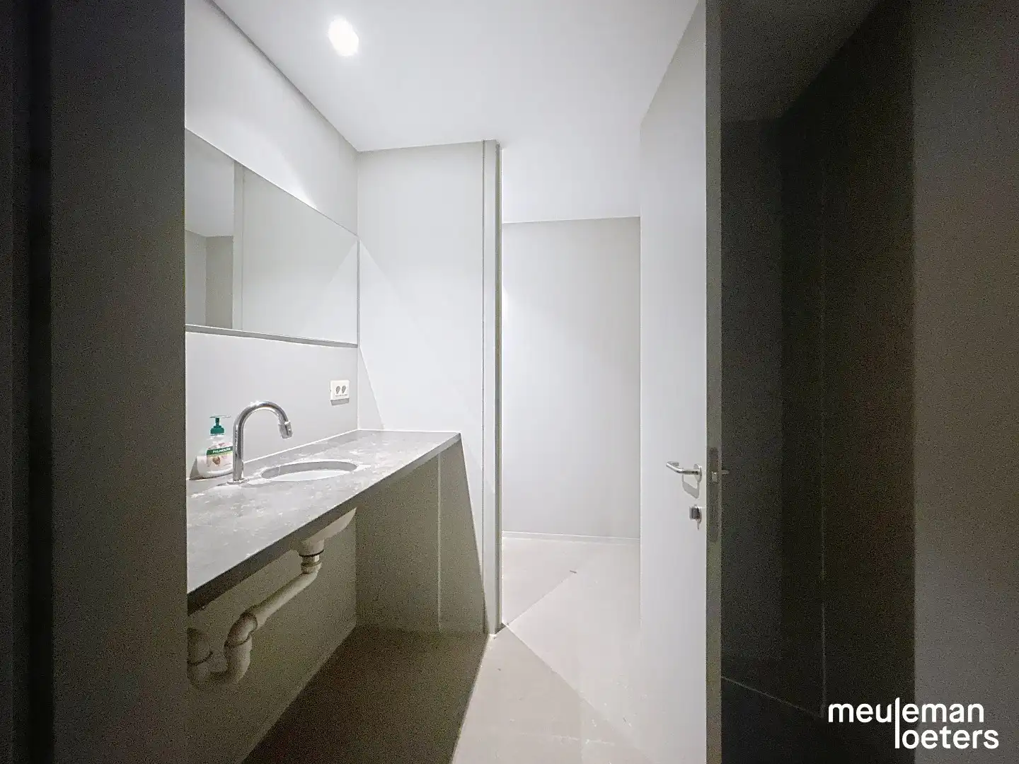 Unieke winkelruimte in het commercieel centrum foto 13