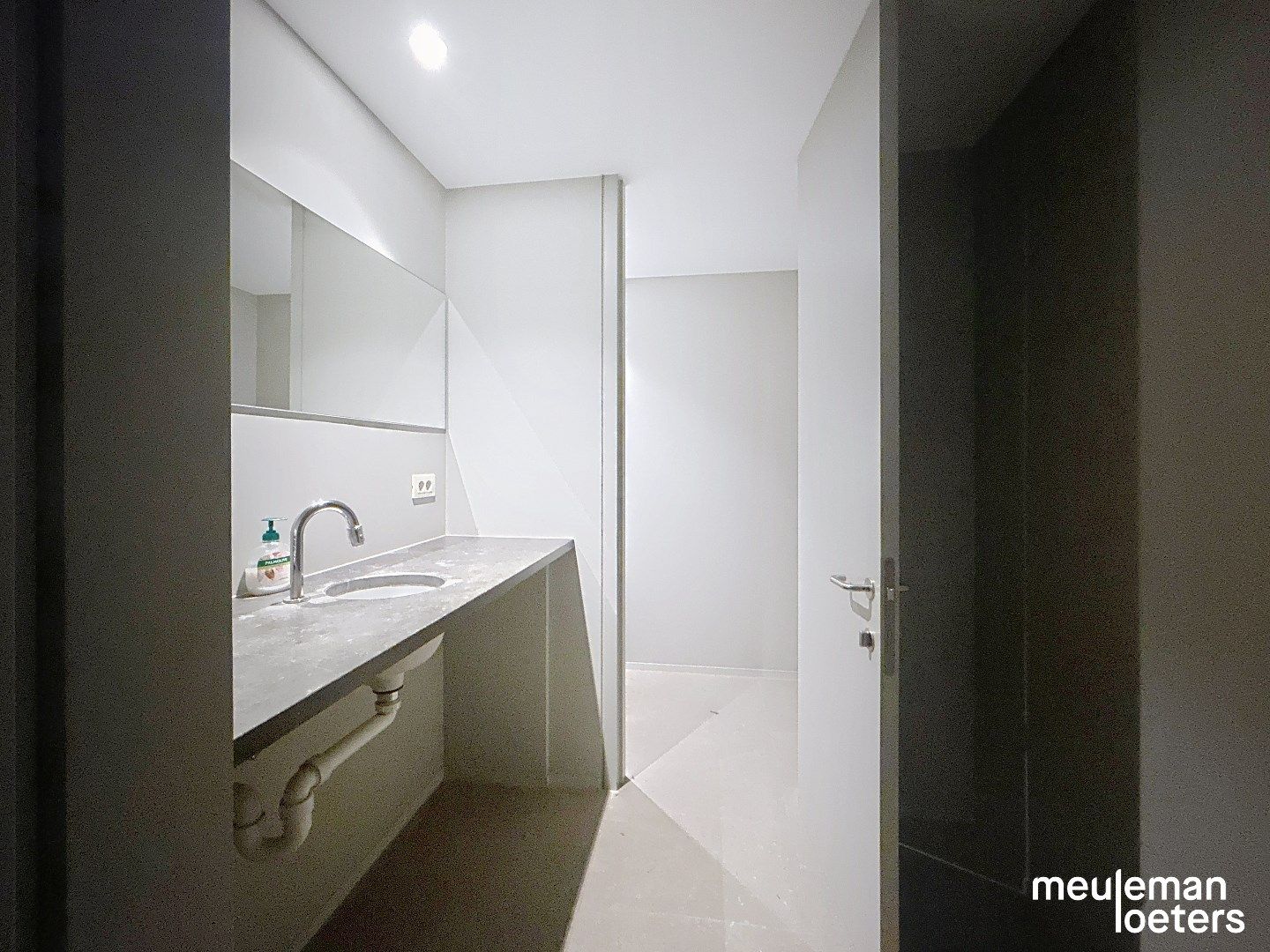 Unieke winkelruimte in het commercieel centrum foto 13