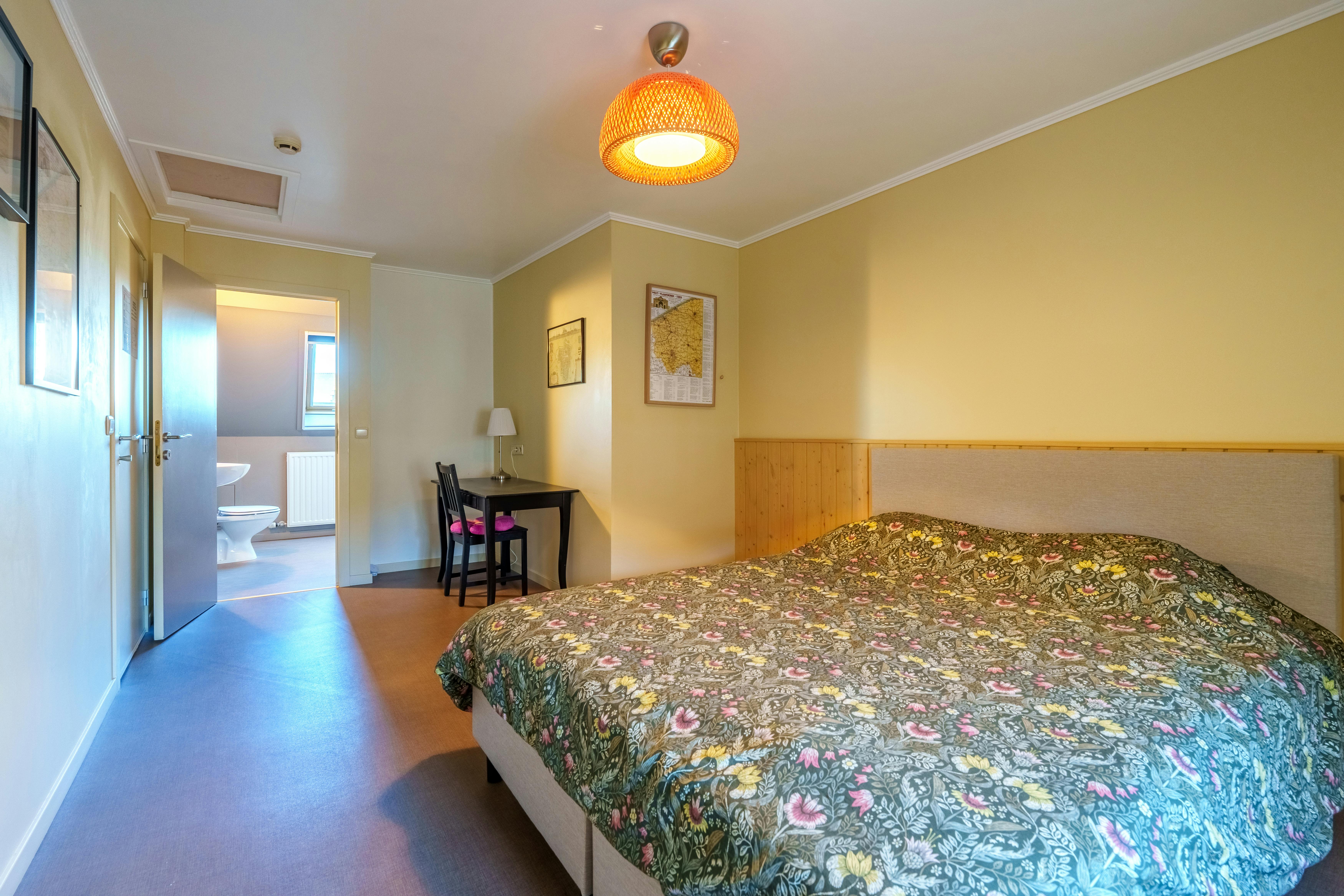 Uniek herenhuis in hartje Ieper met 8 slaapkamers en 7 badkamers  foto 16