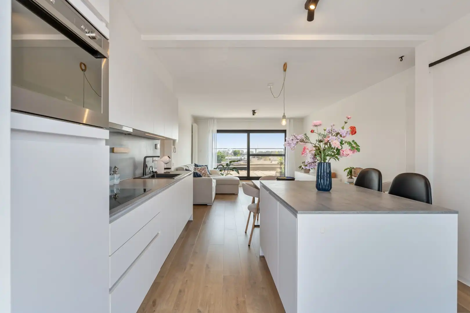 Instapklaar dakappartement met 2 terrassen in centrum Bree foto 16