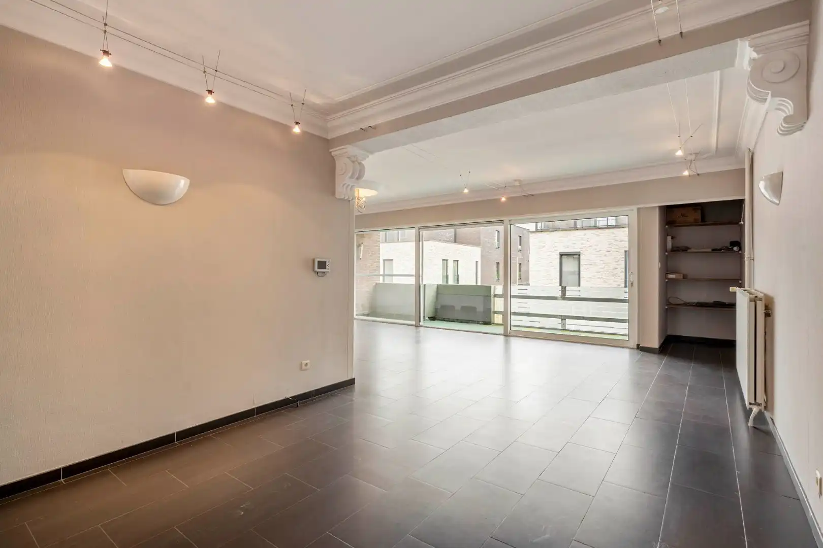 Comfortabel, zeer ruim appartement met 4 slaapkamers, terras en garage in het centrum van Neeroeteren!  foto 7
