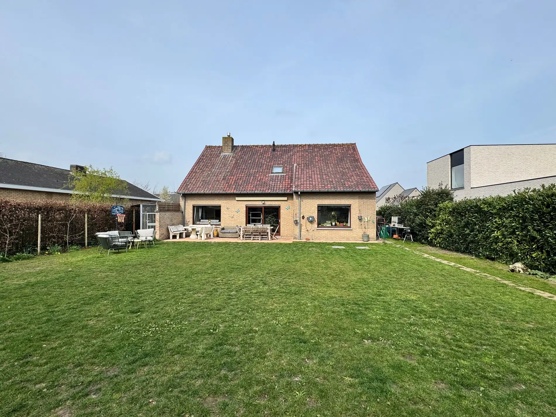 Alleenstaande instapklare gezinswoning met 5 slaapkamers zuidgerichte tuin en garage te Koekelare foto {{pictureIndex}}
