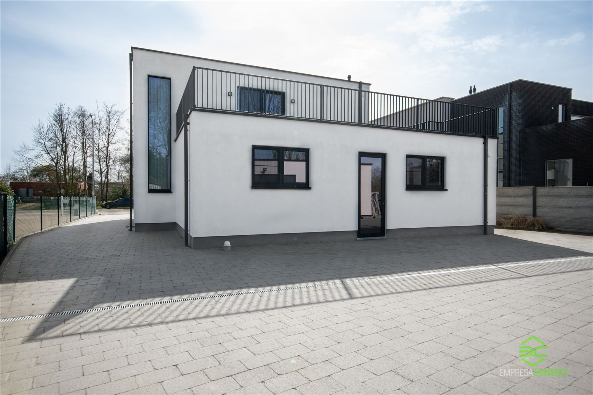 Toonzaal met appartement en 2 ruime garages op een topligging! foto 22