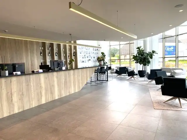 Stijlvolle kantoorruimte 300+m² met 16 autostaanplaatsen ideale ligging langs E313. foto 4