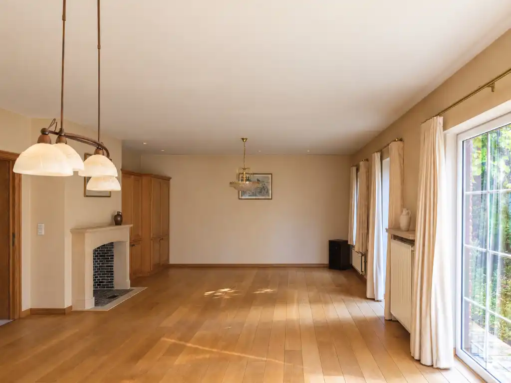 Vrijstaande villa (BJ 2001) met onder meer 6 slaapkamers, 2 badkamers en een dubbele inpandige garage foto 4