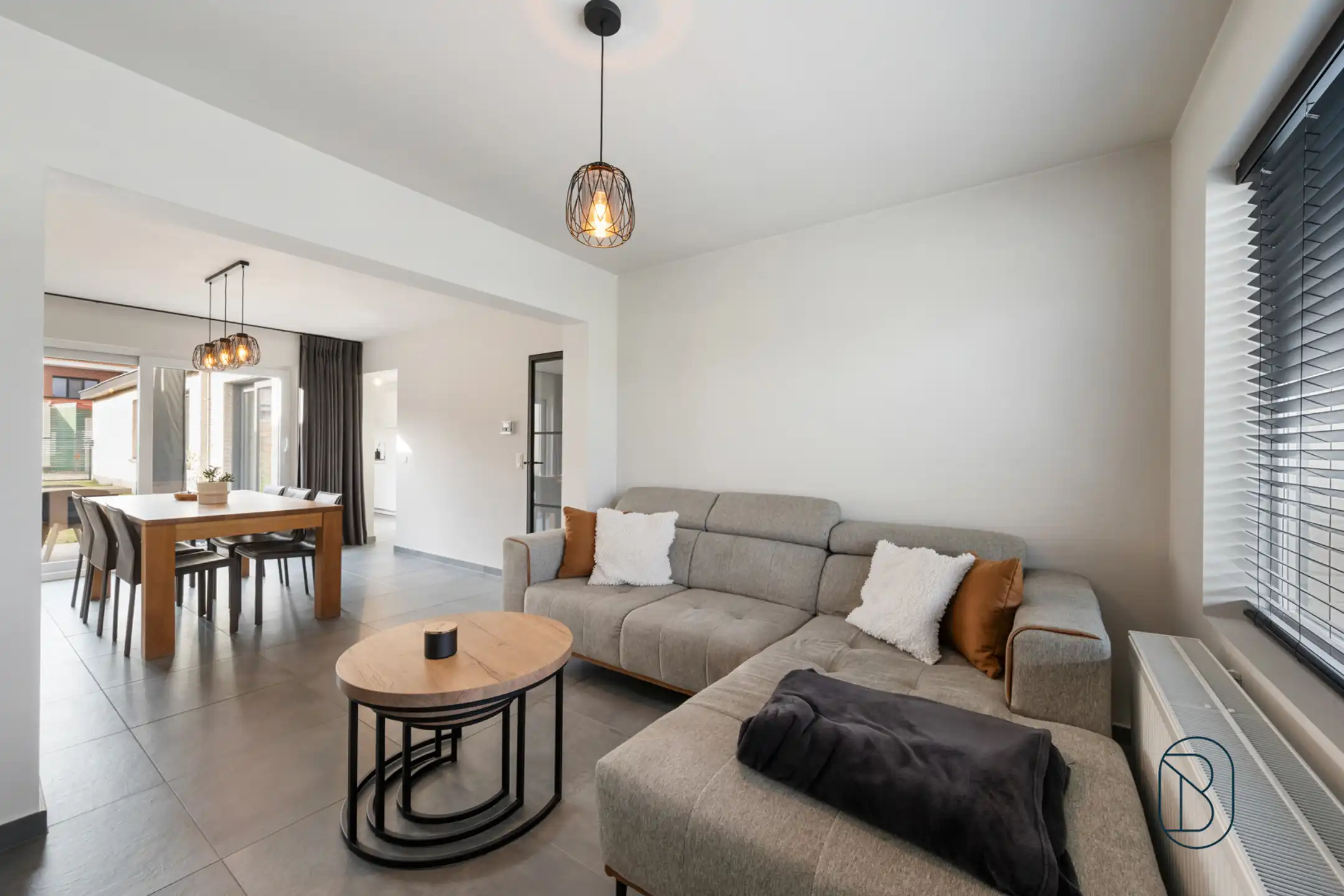 Volledig vernieuwde woning met 3 slk, garage en oprit foto 5