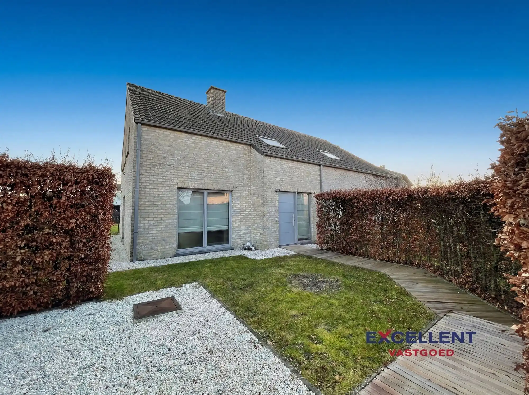 Rustig gelegen halfopen woning te huur in Deinze foto {{pictureIndex}}